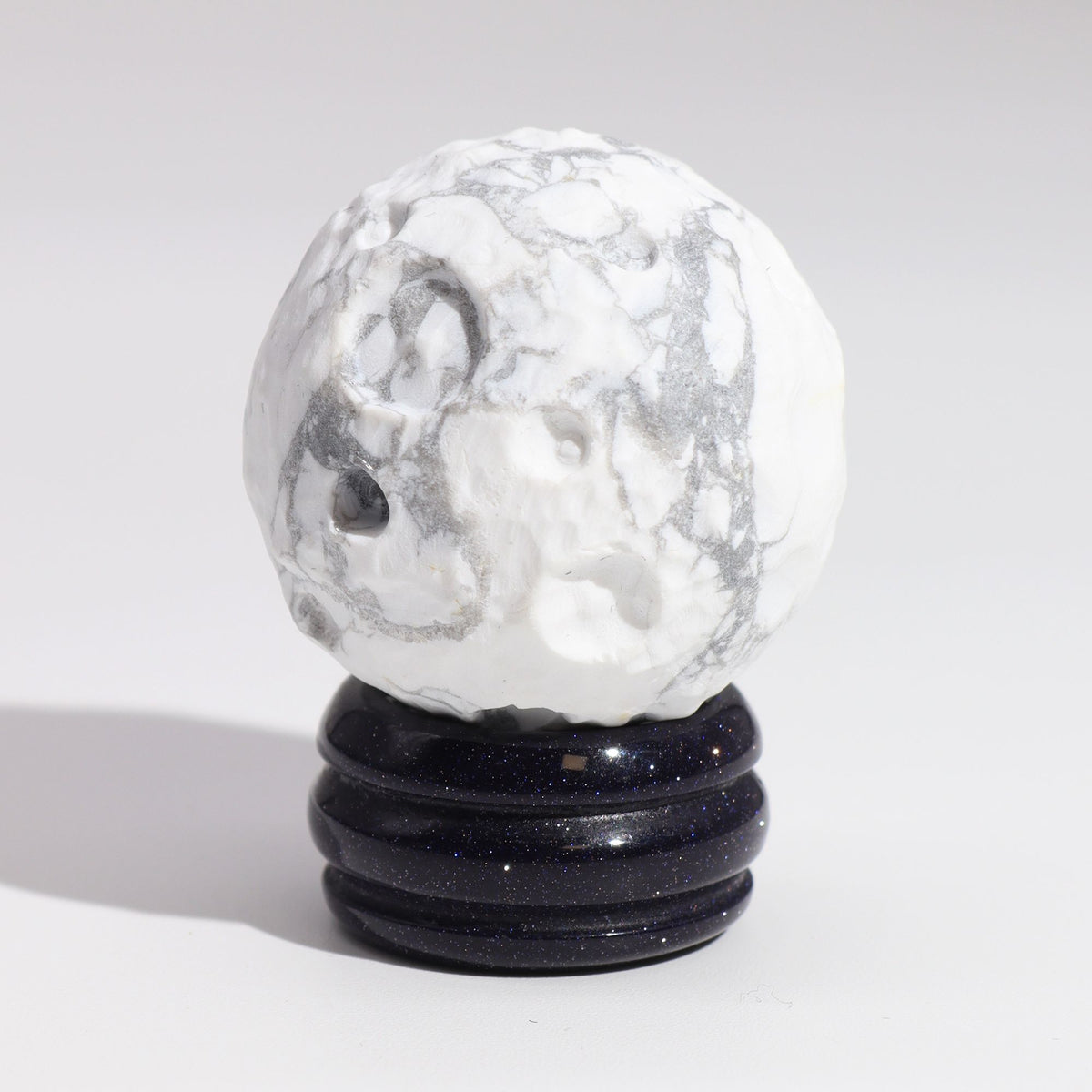 Howliet Maan op Goldstone Standaard – 40 mm